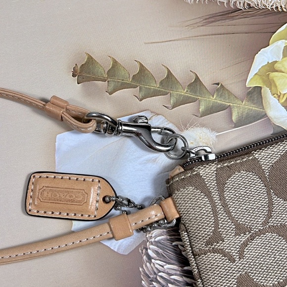🌺 COACH KHAKI SIGNATURE C WRISTLET COIN BAG - Picture 3 of 6